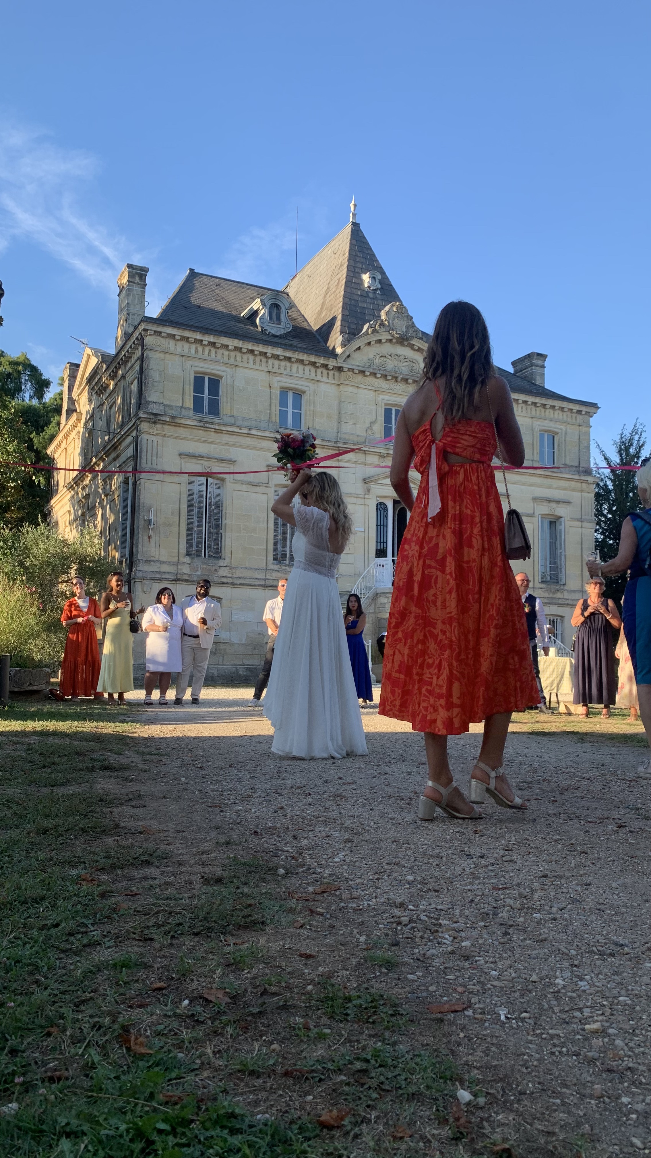 Lancer de bouquet devant château